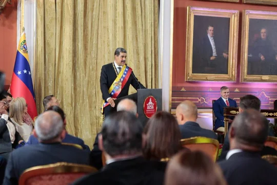 Nicolás Maduro juró por un nuevo mandato en medio de una fuerte tensión