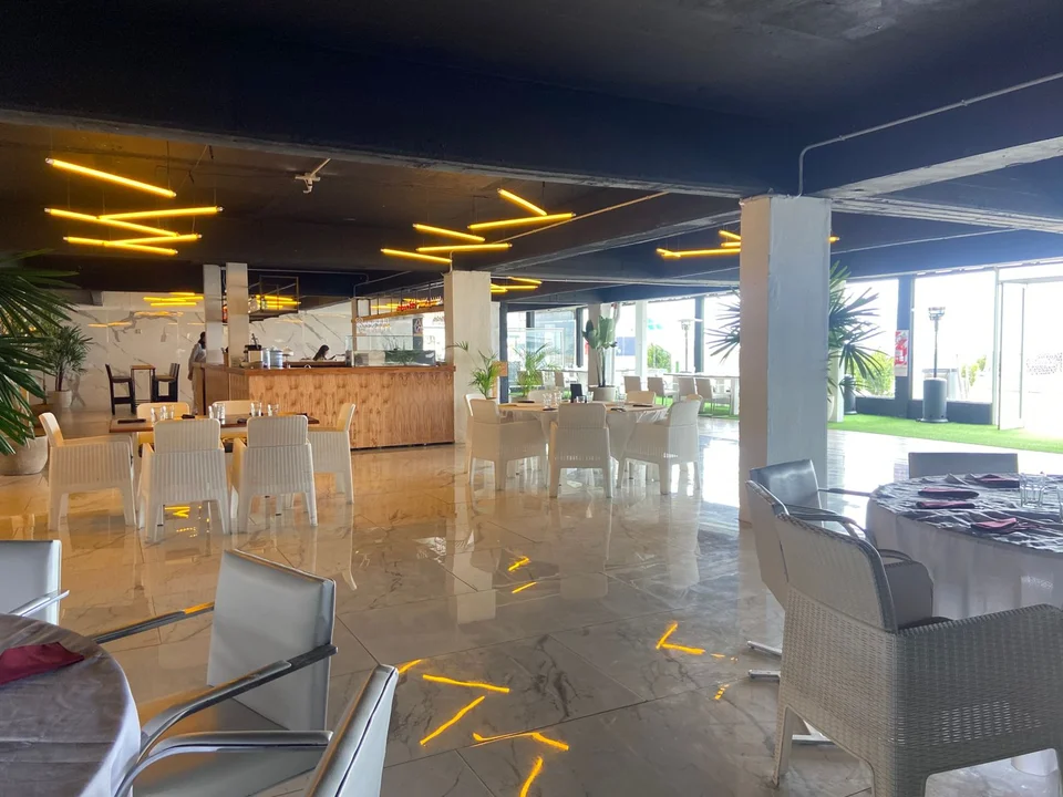 Comer en Mar del Plata: ¿Cómo puede ser más barato un restaurante de lujo que un choclo en la playa?