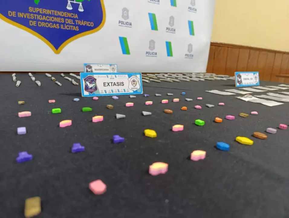 Impidieron la entrada de drogas a una fiesta en Mar del Plata: secuestraron pastillas con la cara de Bizarrap y Bukele