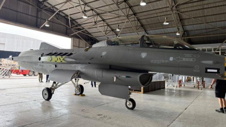 Aviones F-16: trasladan materiales y llegan técnicos daneses a Tandil