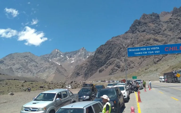 Masivo éxodo de turistas argentinos a Chile causa congestiones en el paso internacional