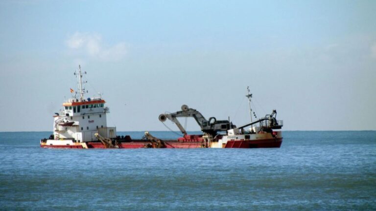 Comenzó su trabajo la draga que llevará arena a playas del centro