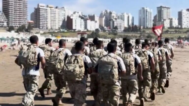 El Ejército en las playas del centro: “Estamos reconstruyendo el vínculo entre las Fuerzas Armadas y la sociedad”