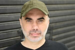 Zambayonny solo con su guitarra y una catarata de hits