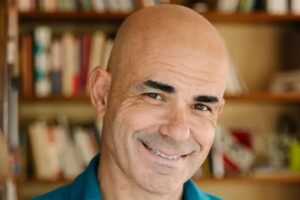 Eduardo Sacheri dialogará hoy sobre su libro “Los días de la violencia”