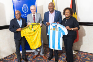 Escándalo : El Gobierno argentino envía con fondos propios a DT de Estudiantes a Jamaica