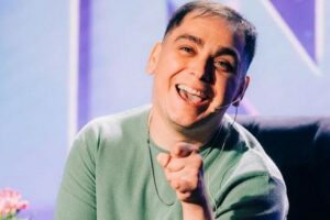 El premiado humorista Lucho Miranda llega a la ciudad con “Oscuro”