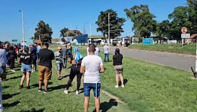 En Puente 12: Familiares de oficiales de la Policía Bonaerense marcharon por mejores sueldos y denunciaron precarización laboral