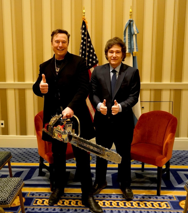 Javier Milei se encontró con Elon Musk en Washington y le regaló una motosierra