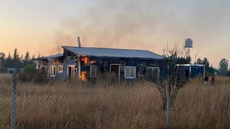A poco de la marcha antifascista, prendieron fuego la casa de una pareja de mujeres en Cañuelas