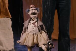 Teatro de títeres con “El show de Simón” en el anfiteatro del Centro Comercial del Puerto