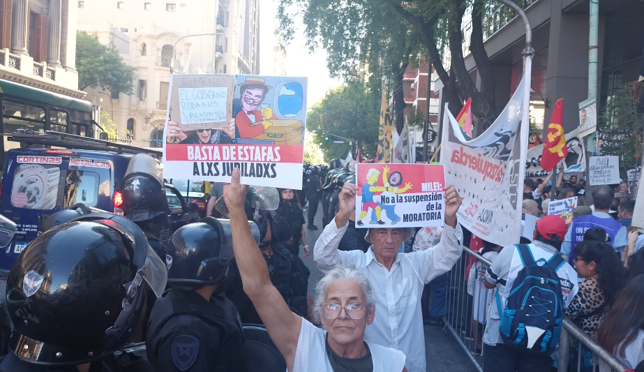 Represión con gases y palos a la movilización de jubilados que se realiza todos los miércoles en el Congreso Nacional