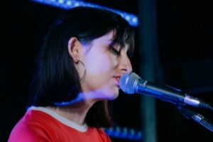 La cantautora y productora marplatense Mora Russo brindará hoy un concierto