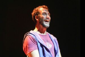 Luciano Cáceres vuelve en Semana Santa con la obra “Muerde”