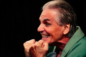 Raúl Rizzo protagoniza una nueva adaptación de “Rojos globos rojos” de Eduardo Pavlovsky