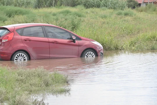 Bahía Blanca: los muertos ascienden a trece y siguen las tareas de asistencia en las zonas más afectadas