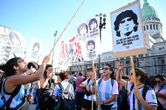 Jubilados y militantes opositores marcharon al Congreso, sin los desmanes de la semana anterior