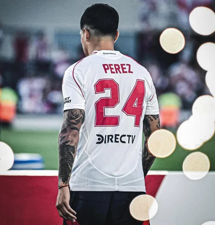 La furia de Enzo Pérez: expulsión y destrucción de un micrófono