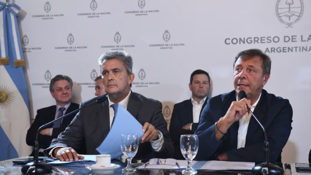 FMI: el oficialismo obtuvo dictamen para el DNU y buscará blindarlo este miércoles en Diputados