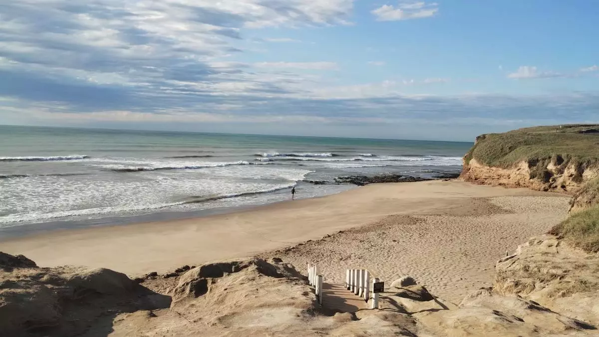 Montenegro busca alterar las últimas playas libres de cemento en Chapadmalal y beneficia a una empresa acusada de contaminar