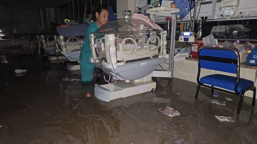 Se inundó el Hospital Penna en Bahía Blanca y debieron evacuar hasta a los bebés de Neonatología