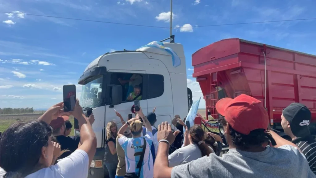 Solidaridad con Bahía Blanca: llegaron a la ciudad Marcos Di Palma y “Chiqui” Tapia