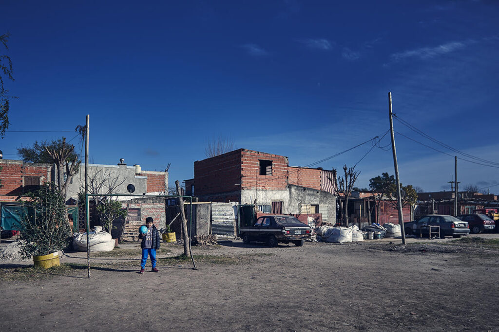 La pobreza bajó al 34,9% en febrero, un descenso del 12% en seis meses, según la Universidad Di Tella