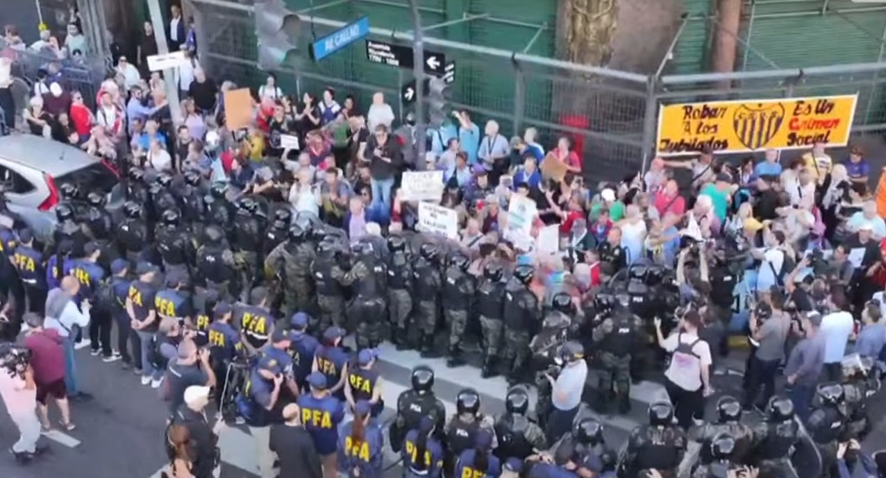 Otra marcha de jubilados y un excesivo mega operativo frente al Congreso de la Nación: hay heridos