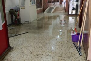 Montenegro debió intervenir para desobstruir cañerías cloacales frente a los hoteles Provincial y Hermitage