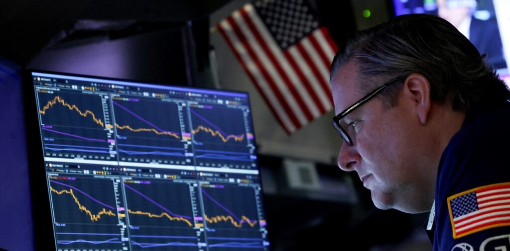 Las acciones argentinas perdieron hasta 12% y el riesgo país superó los 900 puntos