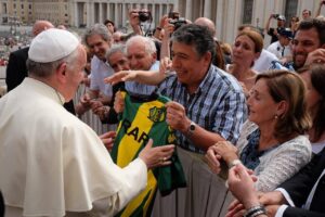 “El Papa Francisco bendijo la camiseta de Aldosivi, y ascendimos ” ( Roberto Luzardi )