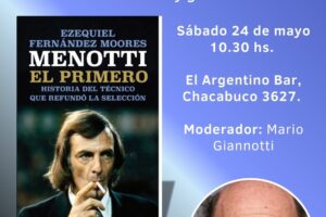 Los futboleros invitados con el libro sobre Menotti