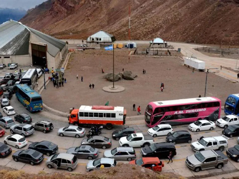 Chilenos preocupados por los cambios arancelarios de la Argentina: ¿se terminan los tours de compras?