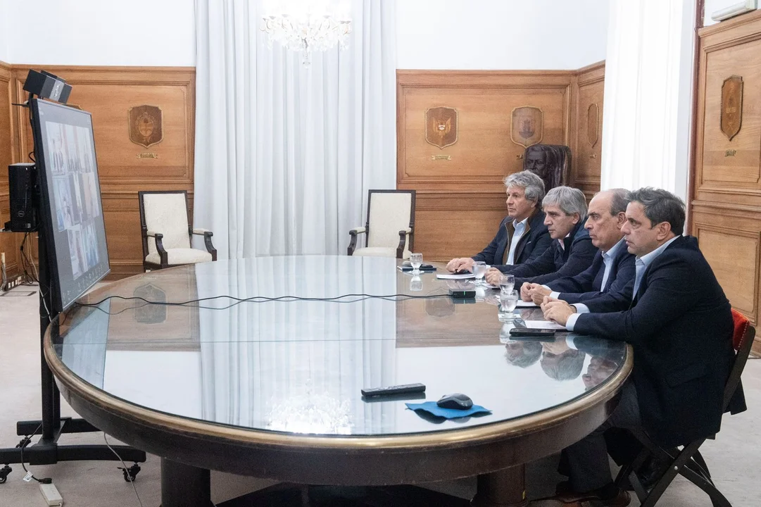 Francos y Caputo mantuvieron un Zoom con gobernadores para sumarlos al plan del “dólar colchón”