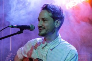 Abril Sosa anunció su llegada con un show íntimo y acústico