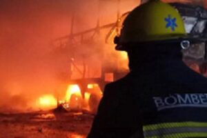 INCENDIO EN AVELLANEDA Y CHAMPAGNAT EN QUINCHO DE RECONOCIDO PERIODISTA