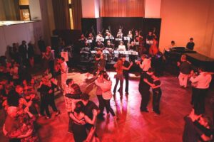 Vuelve “La milonga del Auditorium”, con clase y salón de baile