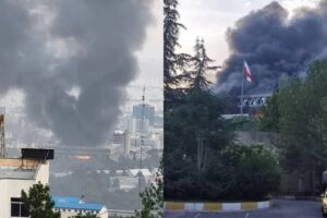 El momento en que un misil israelí impacta la TV de Irán en vivo