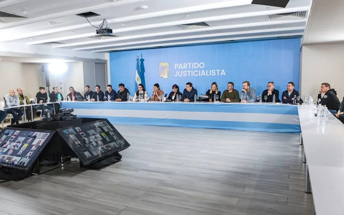 Intendentes de todo el país organizaron la movilización para acompañar a Cristina Kirchner a Comodoro Py