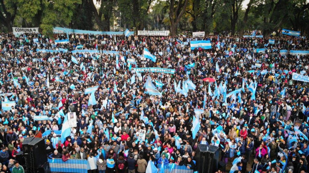 CFK en campaña política con prisión domiciliaria y tobillera: «Vamos a volver»