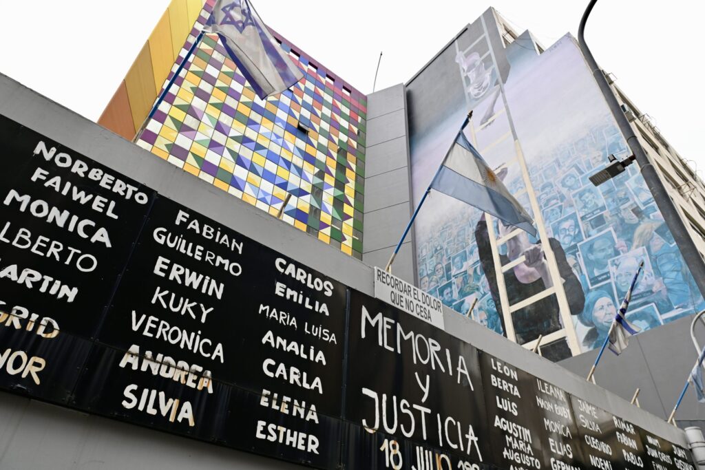 Rafecas ordenó hacer un juicio en ausencia para los acusados del atentado a la AMIA