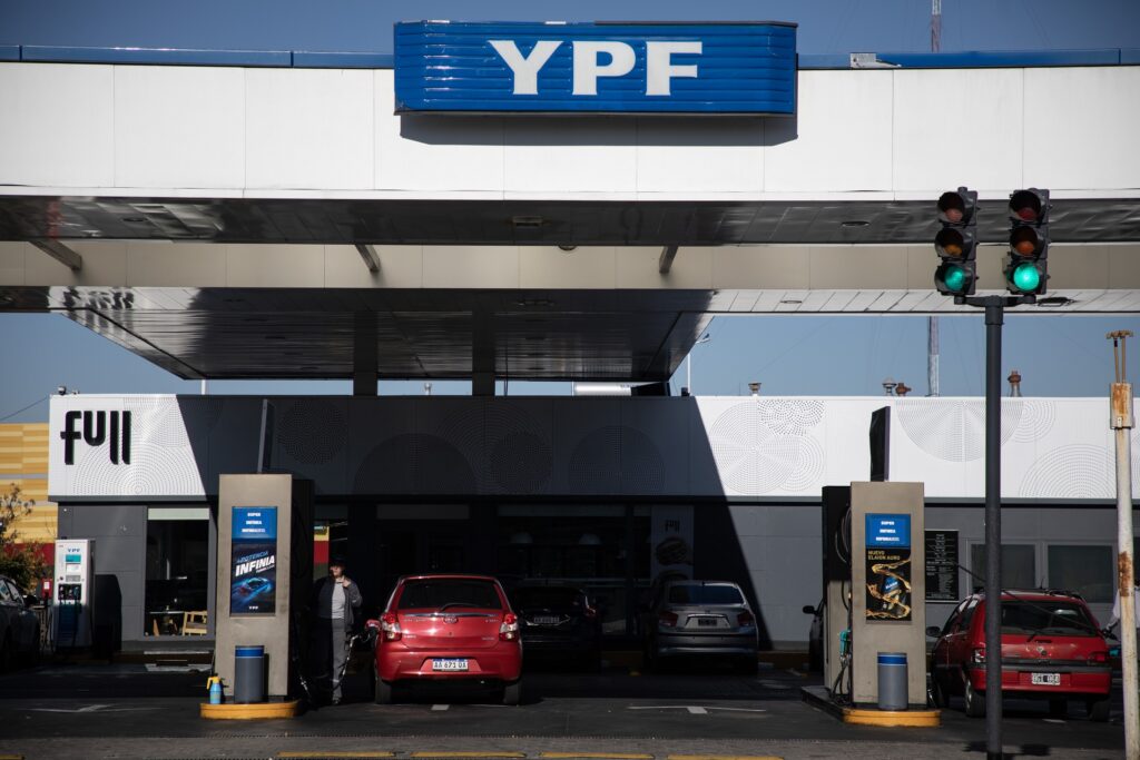 YPF confirmó que será más barato cargar nafta luego de la medianoche