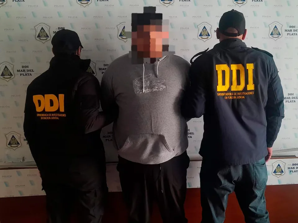 Encontró al ladrón de su teléfono por redes sociales: Lo recuperó con la policía en Playa Grande