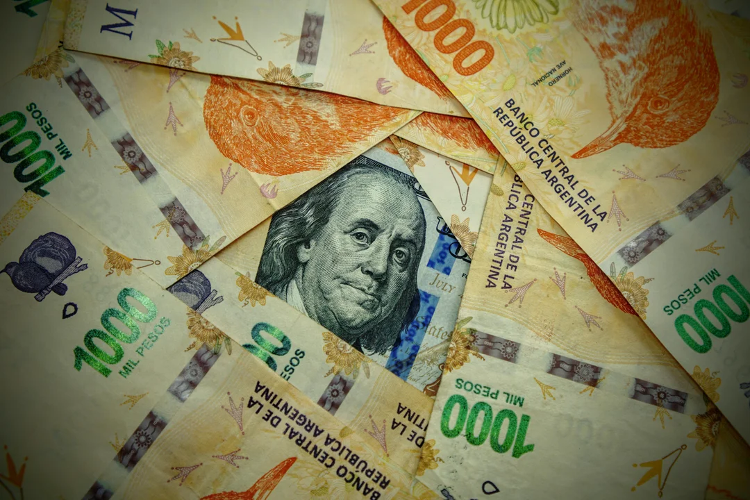 El dólar blue tocó los $ 1.350.- Subió 3 % en un día; Hoy Milei anunció 1,6 % de inflación en junio