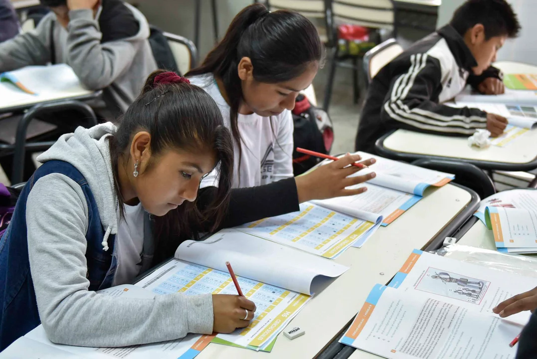 El Gobierno impulsa una reforma curricular educativa, que incluye la IA y la “alfabetización financiera”