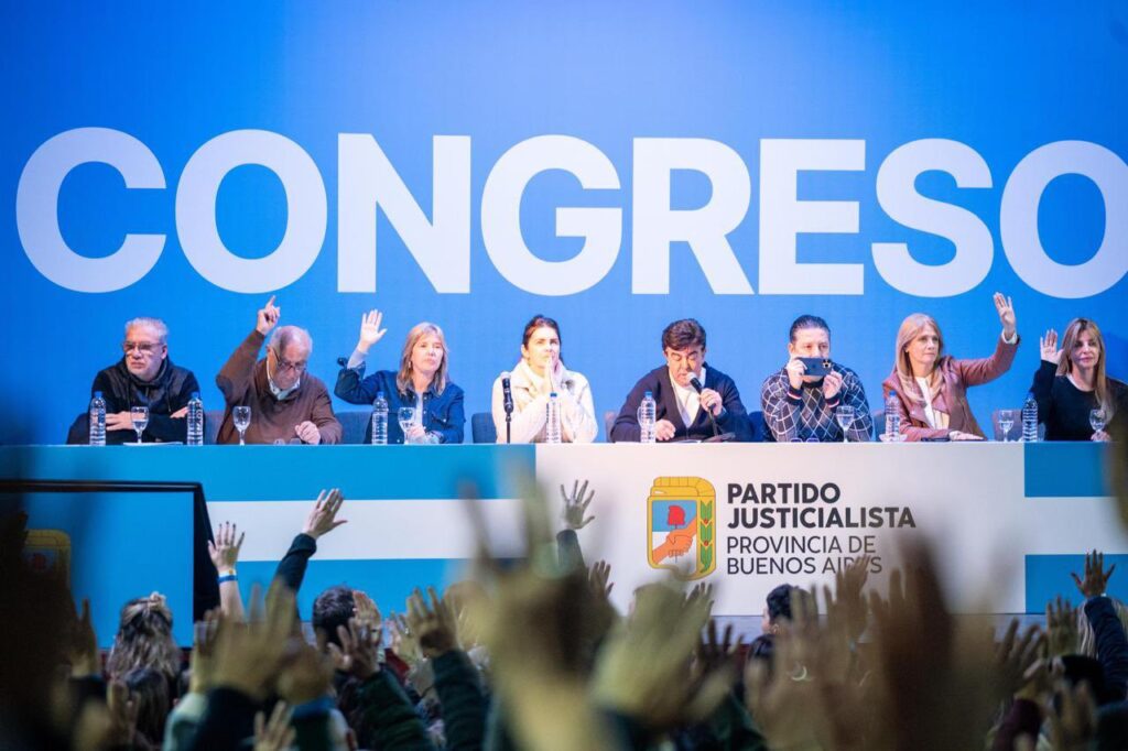 El peronismo marcha a una alianza incómoda, mientras los libertarios engullen a PRO