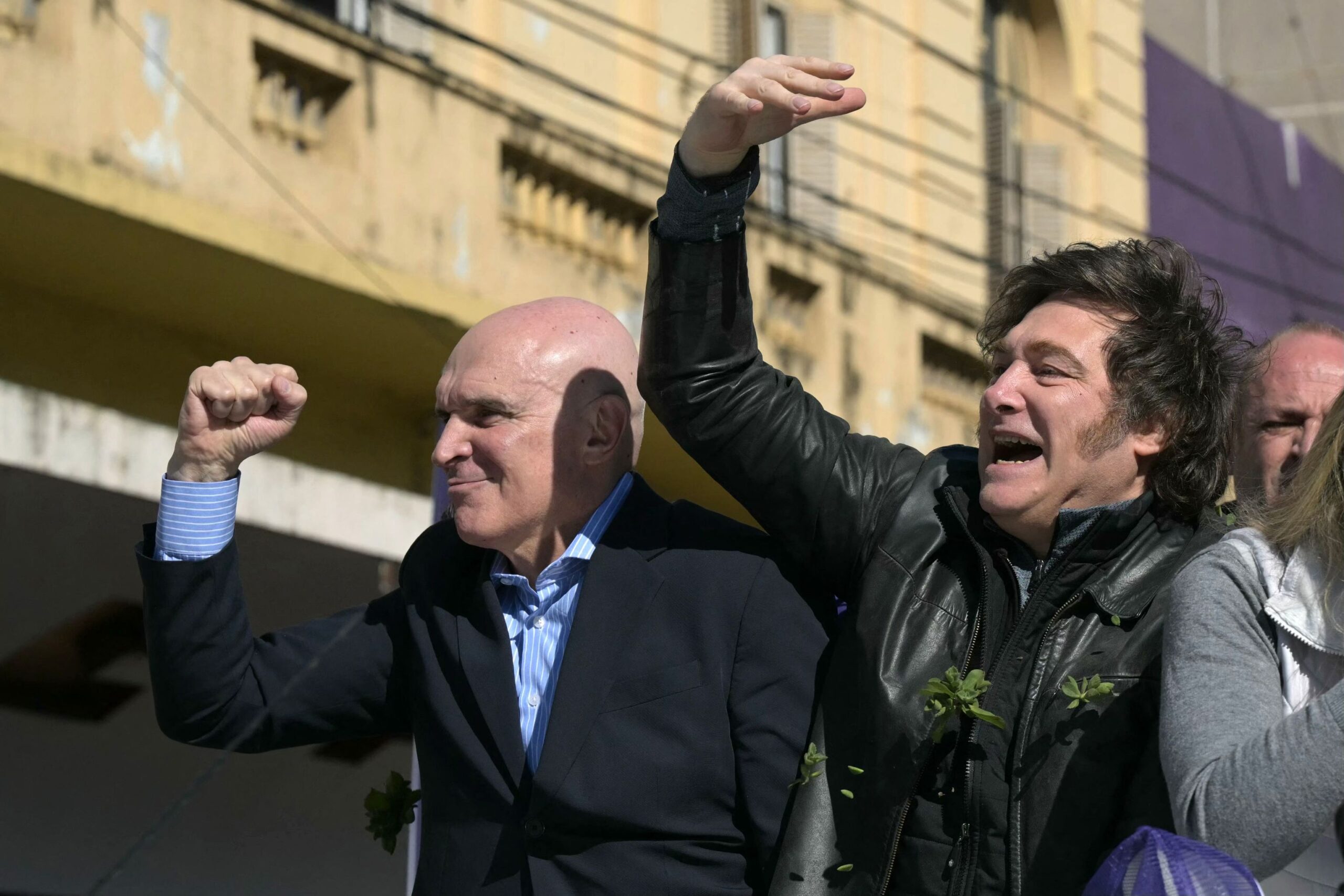 Piedrazos a Milei en Lomas de Zamora