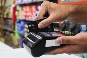 El 46 % de los alimentos se compra con tarjeta de crédito: aumentan las deudas