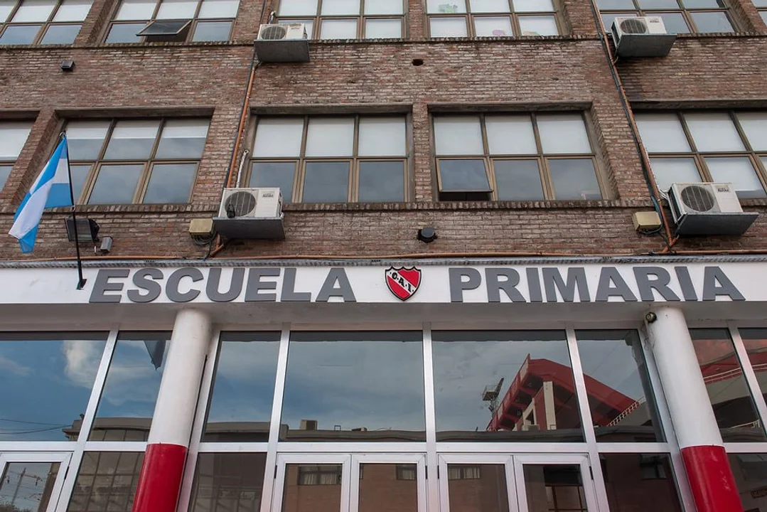 Independiente suspendió las clases por presencia de barras chilenos en Avellaneda