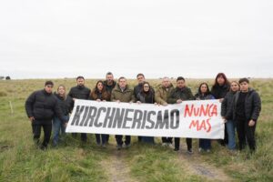 Con el país en vilo, Montenegro en LLA ya no habla más de «laburo»